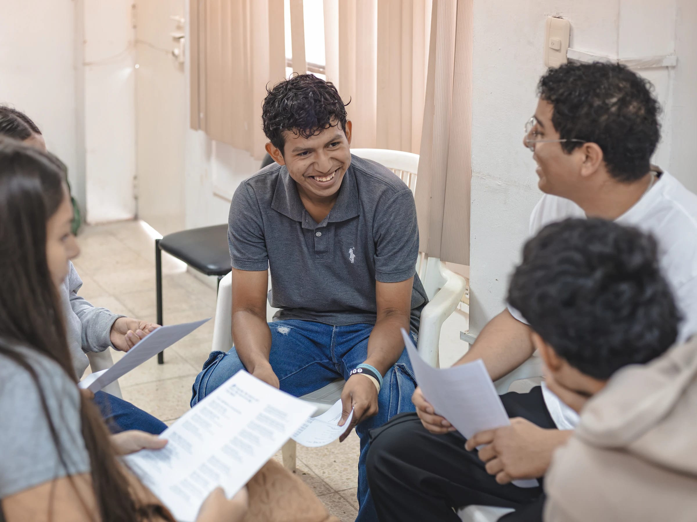 Estudiantes de ProLeng conversando en inglés en un grupo pequeño durante una clase